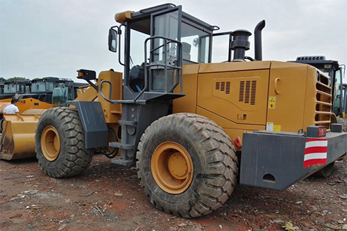 裝載機(jī)在啟動(dòng)時(shí)需要注意的方面